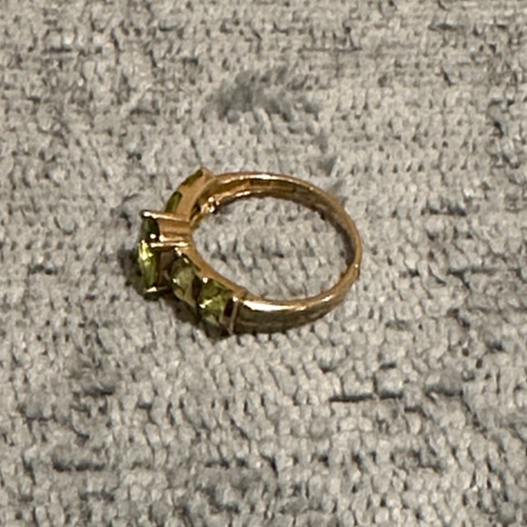 10K Yellow Gold Peridot Ring Size 7 - Picture 3 of 8